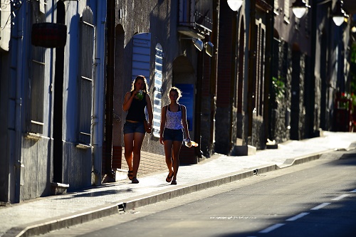 Deux jolies Demoiselles revenant de la gare. Photo numero DSC_3932 Deux jolies Demoiselles revenant de la gare. Photo numero DSC_3932