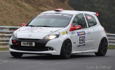 La Renault Clio des pilotes saoudiens Zuhour Nadir et El Owais Mahammed.