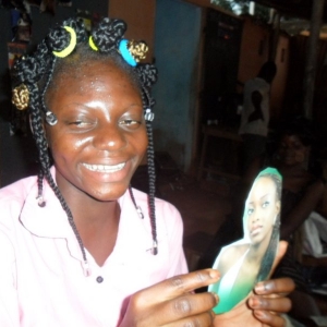 Kegue. Les copines, coiffeuses de Ora pro nobis.