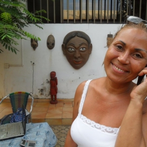 La signora Blonde e strumenti di comunicazione...telefono, computer portatile, e il suo sorriso