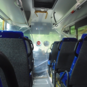 Bus TEC. Confinement. Séparation par une bâche de plastique entre le chauffeur et les clients
