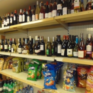 Night boutique: alcools et chips. Cheap cheap.