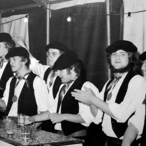 Les Pastoureaux. Groupe folklorique Houffalois, années 70. À droite, Marc-Yves dit "Coco", le petit frère de Jean-Marie Lesage.