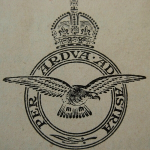  "Per ardua ad astra" Devise de la RAF, gravée sur chacune des tombes « À travers l'adversité, jusqu'aux étoiles" 