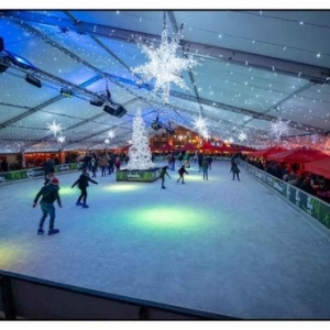 Sous son toit illumine, la patinoire de 500 m2, sur la Place Cathedrale (c) P. Christodouleas