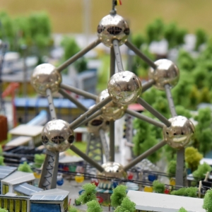L' "Atomium", haut de 8 cm (pour 102 m dans la réalité)