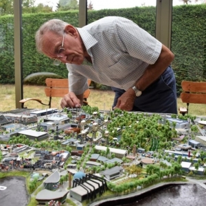 Le modéliste bruxellois Étienne Tollenaere supervise sa maquette © "L'Avenir"