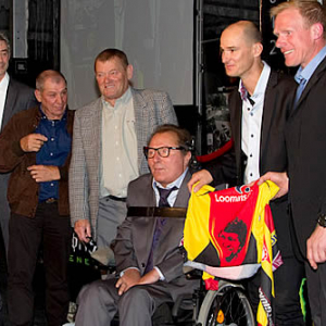 Aux côtés de Joël Robert, après son terrible accident du « Dakar »