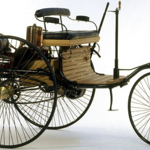 La « Patent Motorwagen » de « Mercedes », première automobile de l’histoire (1885) © « Autoworld »