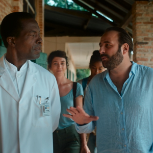 Isaach de Bankolé (D. Mukwege) & Vincent Macaigne (G.-B. Cadière) © « L’Atelier d’Images »
