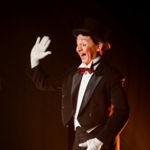 Olivier Taquin , parmi les comediens et circassiens de "L Horloger de Noel", le nouveau spectacle de Luc Petit