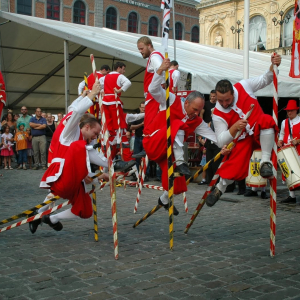 « Génuflexion », lors d'une joute © « Echasseurs namurois » (illustration/hors livre)