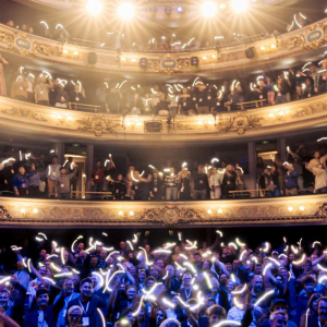 Ambiance internationale, au « Théâtre royal » © « KIKK Festival »/2023 (illustration/hors livre)