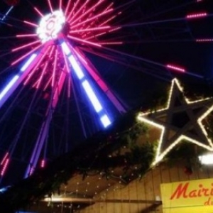 La Mairie et la Grande Roue au Coeur du Village de Noel, sur la Place du Marche
