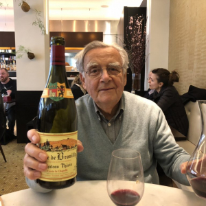 Hommage à Bernard Pivot, dégustant un "Cote de Brouilly" au resto "Le Mazenay" © "Gilles Pudlowski