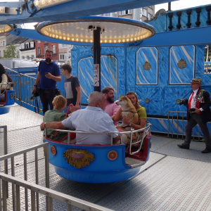 Au départ de la "Grande Roue", la marraine et son chien, aux côtés de l'échevin © Ph. : Fabien Sebo