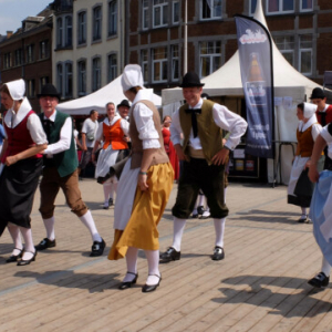 Un pas de danse sur la place d'Armes © « Frairie royal des Masuis et Cotelis jambois »