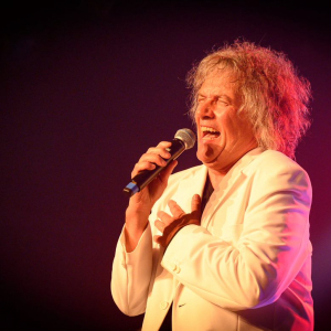 Michel Curvers chante Michel Sardou © Photo : Alain Vanstaelen