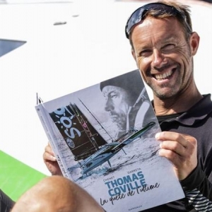 Thomas Coville découvrant la BD qui lui est consacrée © F. Morin/« Team Sodebo »