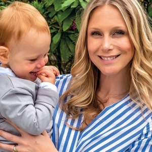 Toujours aussi souriante, avec Côme, dans ses bras © Rédaction/« Paris-Match Belgique »/2018