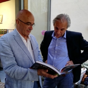 Didier Plateau et Nick Rodwell lisant "Tintin c'est l'Aventure"/Paris/2018 © Hergé-Moulinsart/2021