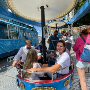 La marraine, S. Dumont, & l’échevin, F. Maingain, inaugurent la « Grande Roue » © Igor Pliner
