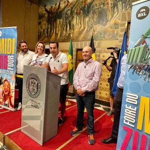 Prise de parole enthousiaste de « Kevin le Forain », la mascotte © Igor Pliner