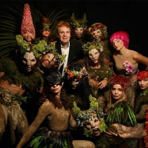 Luc Petit au milieu de ses artistes © « Luc Petit Création »