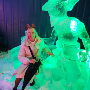 Comme notre photographe, libre à chacune.e de se faire photographier sue une sculpture de l' « Ice World »