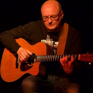 Jacques Stotzem, à la guitare, en concert, le vendredi 24, au « Sauvenière » © Raphael Jung