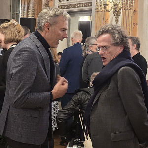 Après les discours, d'intensifs échanges © Photo : Fabien Sebo