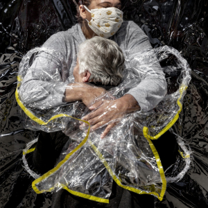 Photo de l’Année : « The first Embrace » © Mads Nissen (Danemark) © « Panos Pictures » © « World Press Photo »