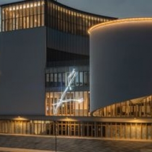 Au « Delta », sculpture stylisée, en néons © Stéphanie Rollin & David Brognon © Photo : Gabrielle de Faveri