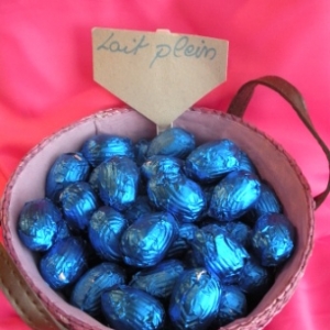 Oeufs de Paques au chocolat au lait plein
