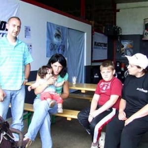 Le verre de l'amitié chez Houff'Ti Pneus. Le verre de l'amitié chez Houff'Ti Pneus.