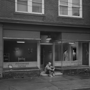 Eveningside Tattoo (Eveningside) – 2021-2022 – Digital pigment print – 106 x 135,5 cm – Courtesy Gregory Crewdson, Galerie Templon