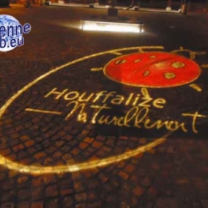 Le logo du SI de Houffalize. Place Janvier 45. Devant le SI. Coccinelle. Le logo du SI de Houffalize. Place Janvier 45. Devant le SI. Coccinelle.