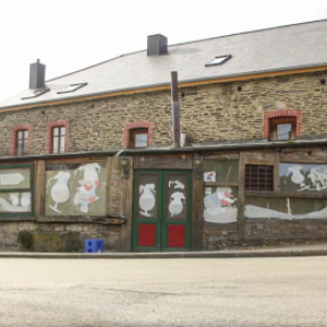 vitrine peinte en bleu clair et rose