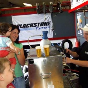 Le verre de l'amitié chez Houff'Ti Pneus. Le verre de l'amitié chez Houff'Ti Pneus.