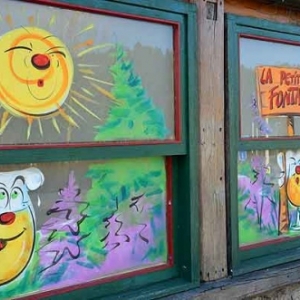 Achouffe peinture sur vitrine printemps