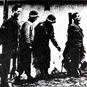 Des MP americains viennent attacher deux hommes du commando allemand Skorzeny. Ils vont les fusiller