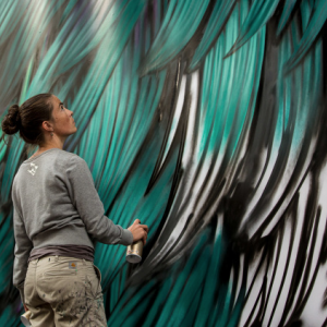 Adele Renault, artiste liégeoise vivant à Los Angeles peint un pigeon monumental Rue de l’Etuve