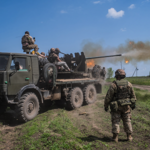 Virginie Nguyen Hoang. Ukraine, région du Donbass, 2023/05/15 : Les soldats ukrainiens de la 28e Brigade mécanisée des gardes séparés tirent avec le canon anti-aérien soviétique S-60 vers les positions russes en direction de Bakhmout. © Virginie Nguyen Hoang / Collectif HUMA