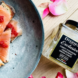 TOASTS AU SAUMON FUMÉ, OEUFS DE TRUITE ET CONFIT D'OIGNON YUZU