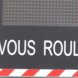 Une jeune fille de 15 ans, cote gris (dangereux) du panneau.