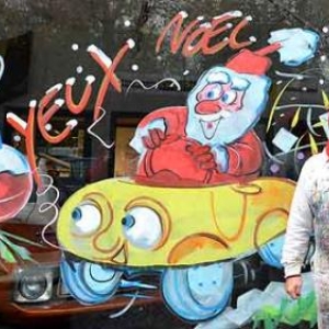 Jean-Marie Lesage et une vitrine de Noel - photo 4731