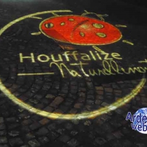 Le logo du SI de Houffalize. Place Janvier 45. Devant le SI. Coccinelle. Le logo du SI de Houffalize. Place Janvier 45. Devant le SI. Coccinelle.