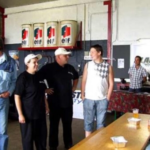 Le verre de l'amitié chez Houff'Ti Pneus. Le verre de l'amitié chez Houff'Ti Pneus.