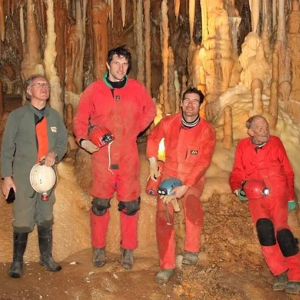 A gauche : Bernard Magos. Le réseau Bernard Magos se trouve dans le Gard sur la commune de Barjac. Il a été découvert par une équipe constituée de Bernard Magos, Guido Goossens, Nicolas Richardeau et Patrick Soetens. Il renferme de magnifiques cristallisations parfaitement préservées grâce aux mesures de protection mises en place immédiatement après sa découverte. Bernard Magos.