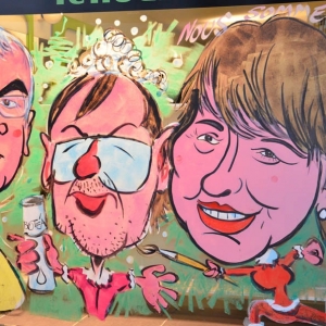 Caricature de Yves Vanlaethem au centre de la vitrine peinte pour NOEL par Jean-Marie Lesage
